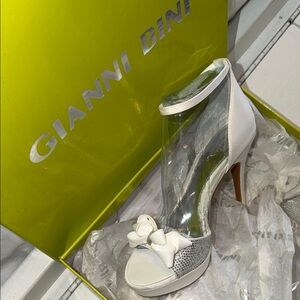 Gianni Bini White and Silver Heels with Bow Accent 7.5